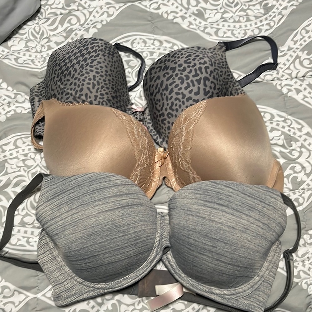 3 Victoria’s Secret bras